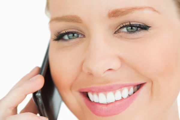 Close up van een vrouw bellen met haar smartphone — Stockfoto