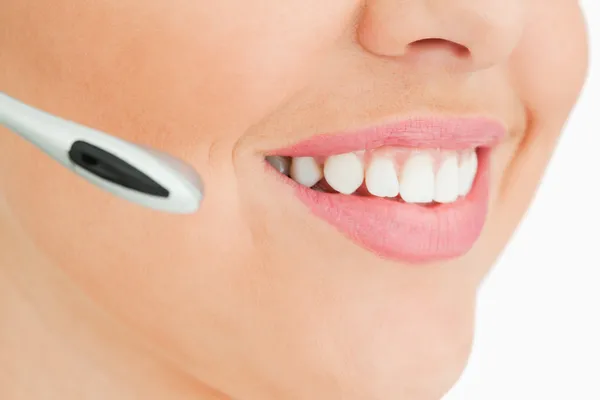 Primo piano di una donna sorridente che lavora in call center — Foto Stock