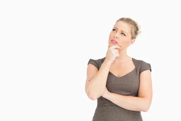 Mujer pensando con un dedo en la cara — Foto de Stock