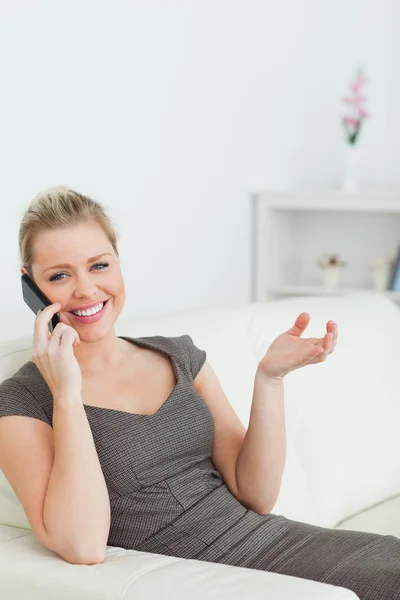Woman calling with her mobile phone — Stock Photo, Image