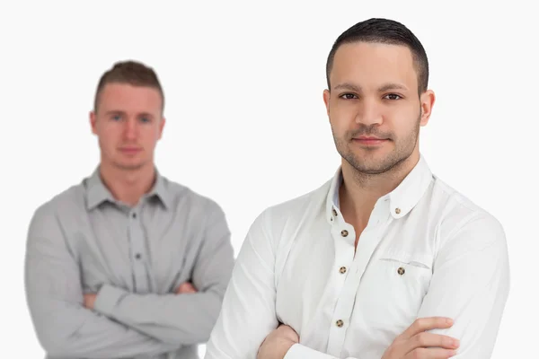 Zwei Männer stehen beim Überkreuzen ihrer Arme — Stockfoto