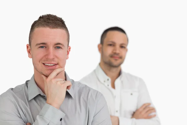 Lachende mannen overschrijding van hun wapens — Stockfoto