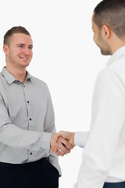 Hombres sonrientes dándose la mano — Foto de Stock