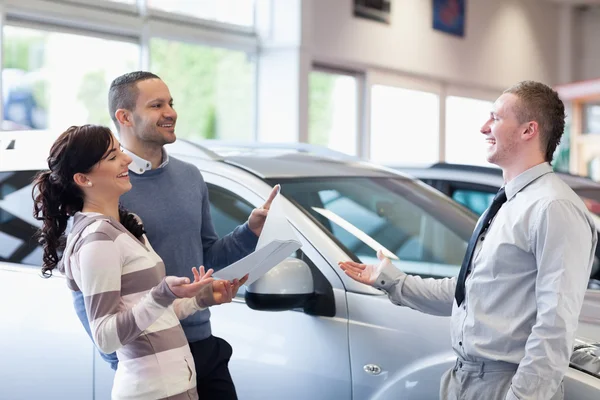 Couple chatting with a salesman — Stock Photo, Image