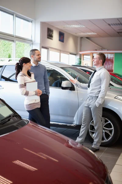 Salesman parler avec un couple — Photo