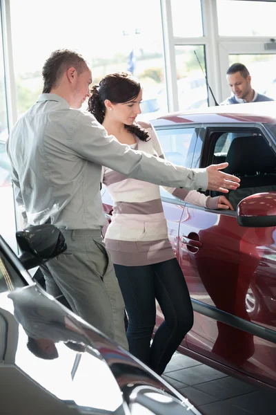 Femme regardant un intérieur de voiture — Photo