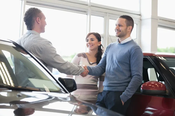 Man shaking a car dealer hand — Stock Photo, Image