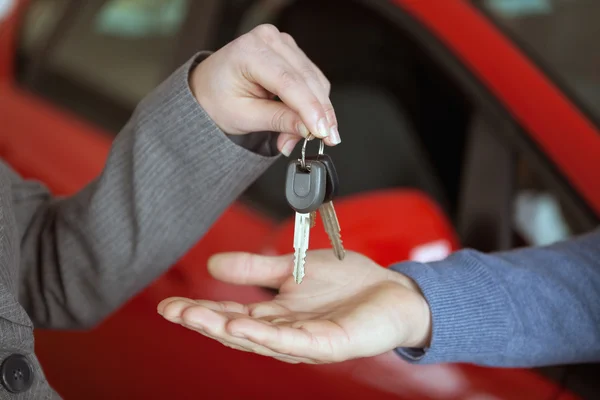 Person handing keys to someone else — Stock Photo, Image
