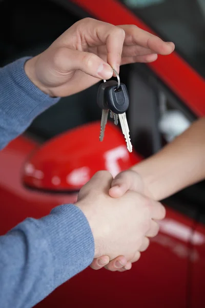 Handen schudden en sleutels wordt greep — Stockfoto