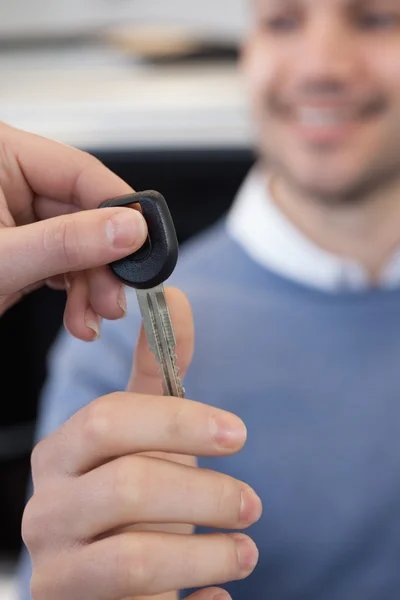 Man holding a car key — Stock Photo, Image