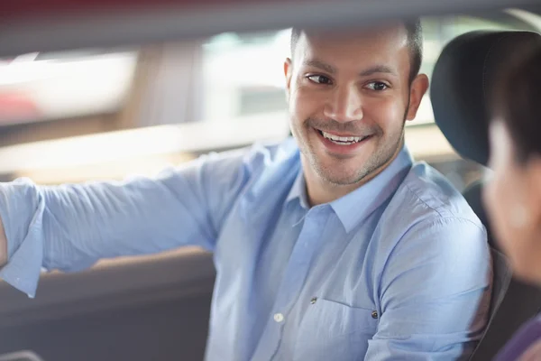 Man die lacht tijdens de vergadering in een auto — Stockfoto