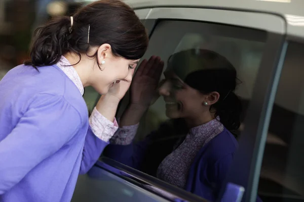 Frau schaut in ein Auto — Stockfoto