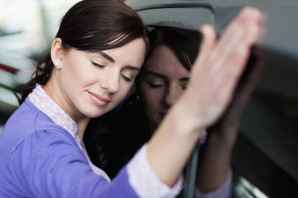 Frau rastet auf Auto aus — Stockfoto