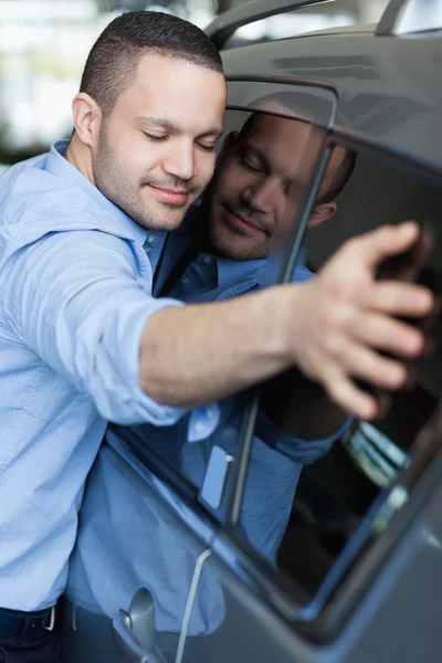 Muž objímání auto — Stock fotografie