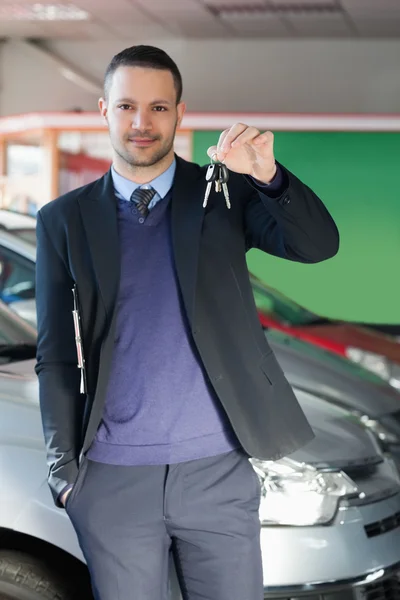 Hombre sosteniendo llaves del coche —  Fotos de Stock