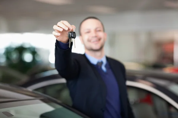 Homme debout tout en tenant les clés de voiture — Photo