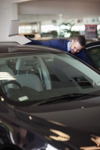 Negociante olhando para um carro — Fotografia de Stock