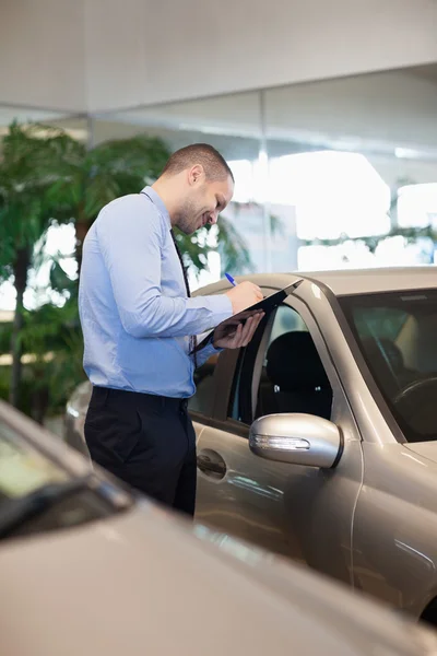 Man holding a folder — Stock Photo, Image