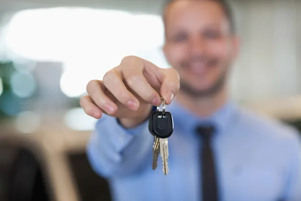 Homem segurando chaves do carro pela ponta dos dedos — Fotografia de Stock