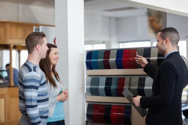 Man showing different colours at clients — Stock Photo, Image