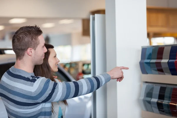 Clientes assistindo cores diferentes — Fotografia de Stock