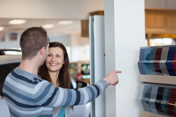 Customers choosing a colour — Stock Photo, Image