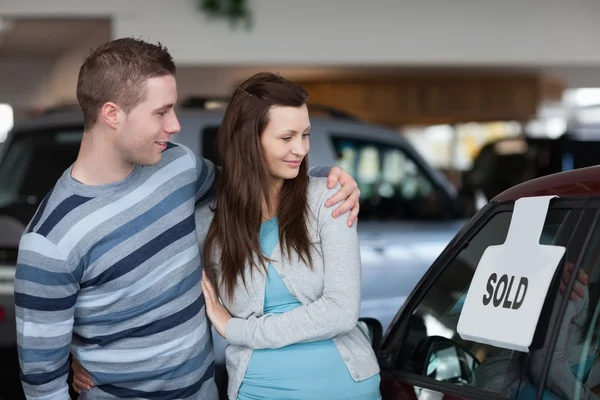 Par söker till en ny bil — Stockfoto