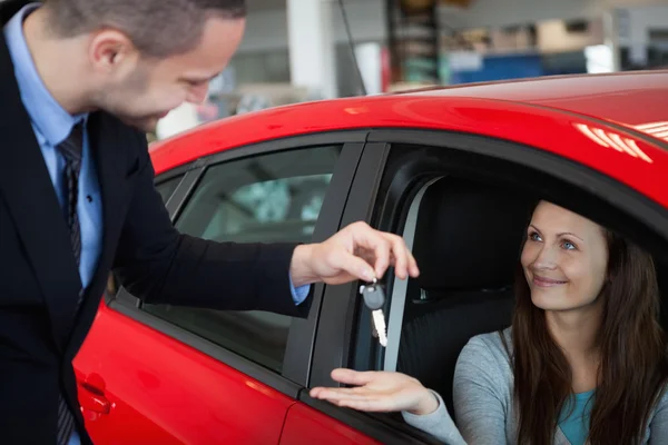 Customer receiving car keys — Stock Photo, Image