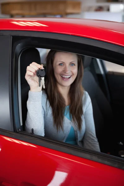 Woman holding car keys — Stock Photo, Image