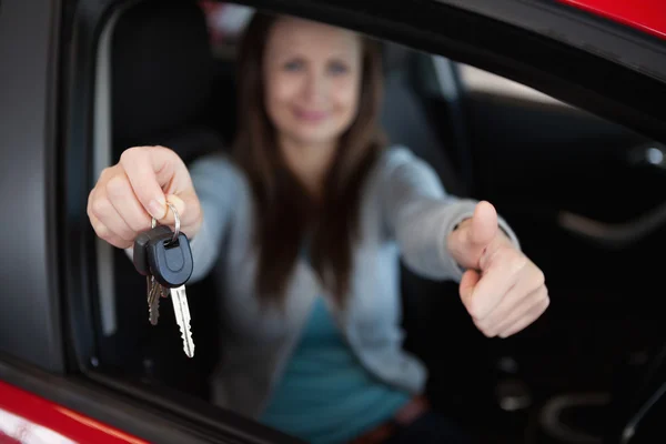 Klient sedí v jejím autě, zatímco drží klíče od auta — Stock fotografie