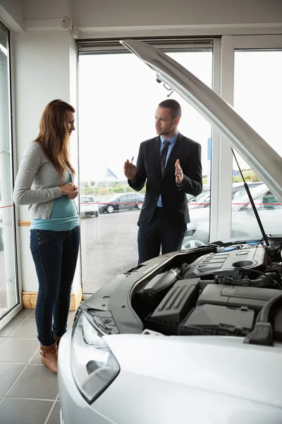 Uomo d'affari che presenta un'auto a una donna — Foto Stock