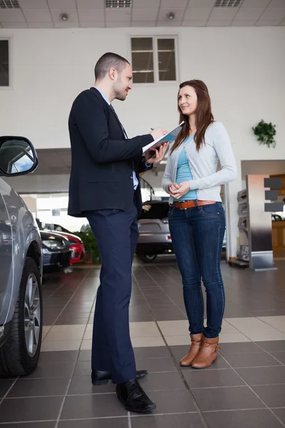 Salesman writing in a file — Stock Photo, Image