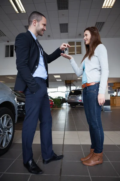 Mann übergibt Autoschlüssel an Frau — Stockfoto