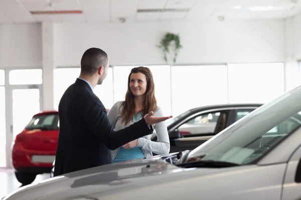 Dealer speaking to a woman — Stock Photo, Image