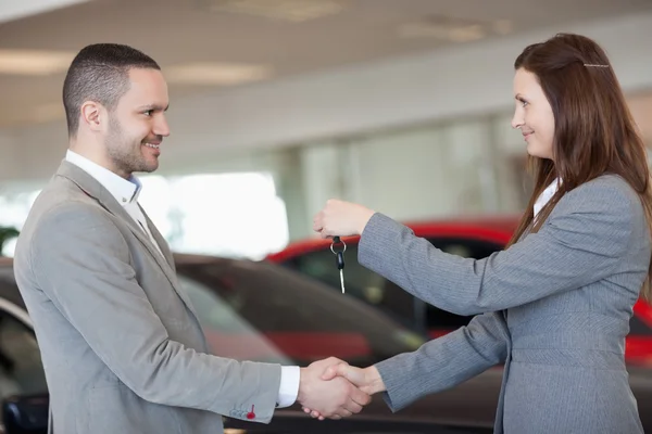 Mann erhält Autoschlüssel beim Händeschütteln — Stockfoto