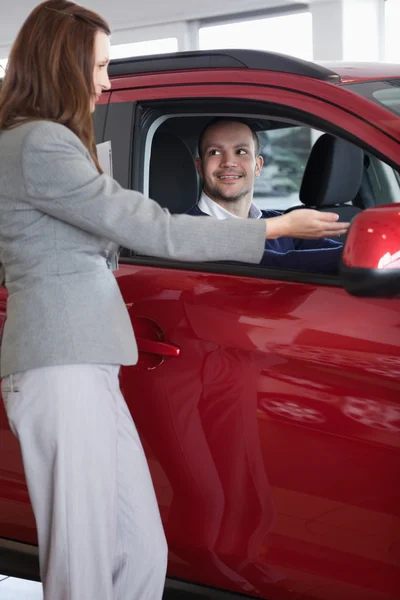 Businesswoman showing something to a man — Stock Photo, Image