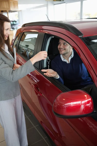 Donna d'affari che dà le chiavi dell'automobile ad un cliente — Foto Stock