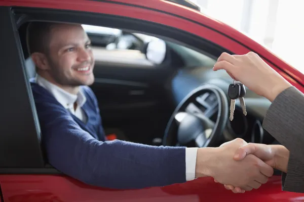 Cliente estrechando la mano a una mujer — Foto de Stock