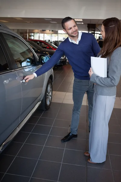 Muž, který držel auto úchyt — Stock fotografie