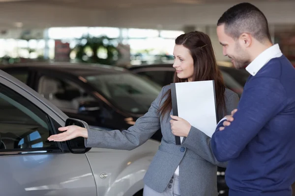 Man op zoek naar een auto — Stockfoto