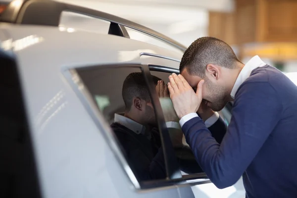 Cliente olhando dentro de um carro — Fotografia de Stock