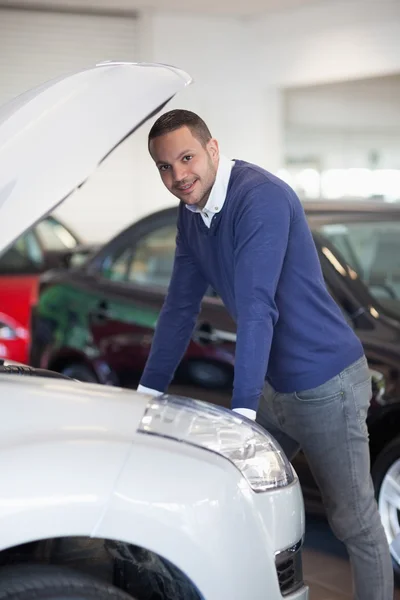 Hombre inclinado sobre un coche —  Fotos de Stock