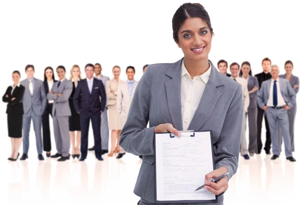 Mujer sosteniendo un formulario — Foto de Stock