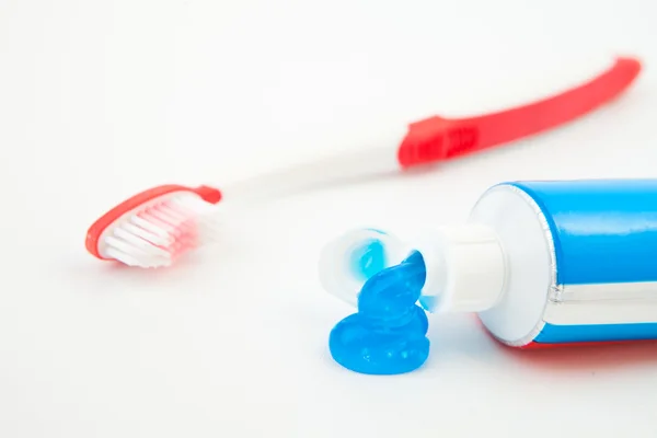 Тюбик зубной пасты с голубой пастой — стоковое фото