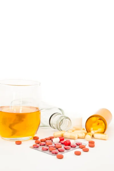 Självmordsförsök med en blandning av alkohol och läkemedel — Stockfoto