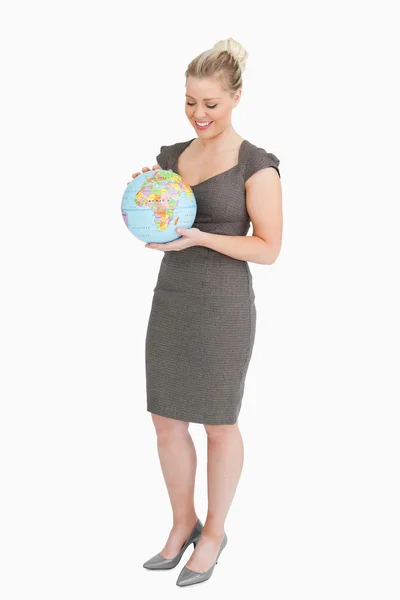 Mujer de negocios mirando el globo en sus manos Fotos De Stock