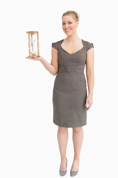 Žena držící přesýpací hodiny v ruce Royalty Free Stock Obrázky