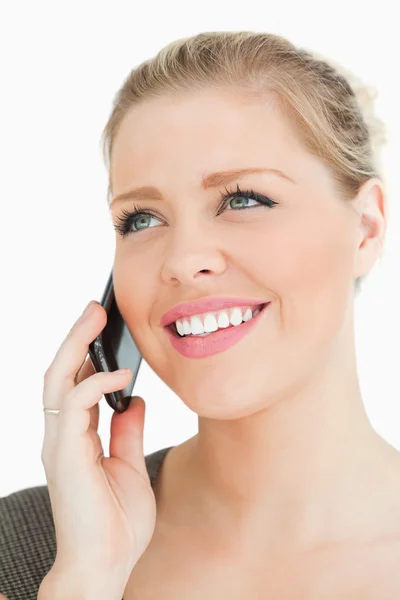 Vacker kvinna ringer med sin smartphone Royaltyfria Stockbilder