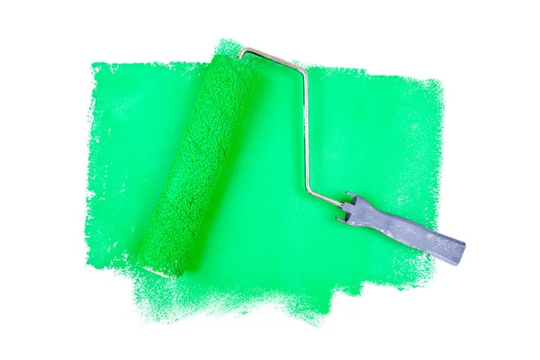 Rouleau de peinture sur traces vertes — Photo