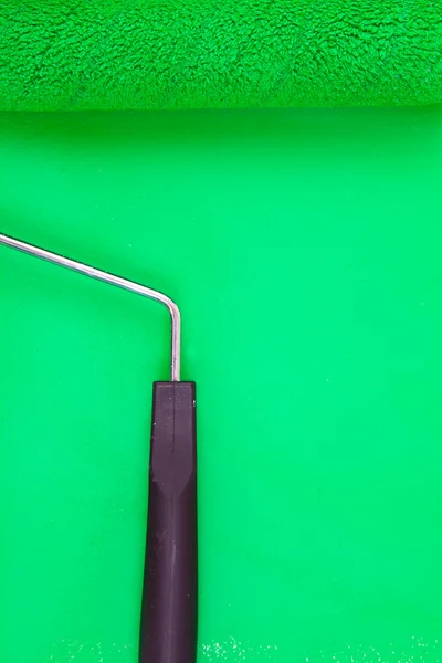 Rullo di vernice verde su uno sfondo — Foto Stock